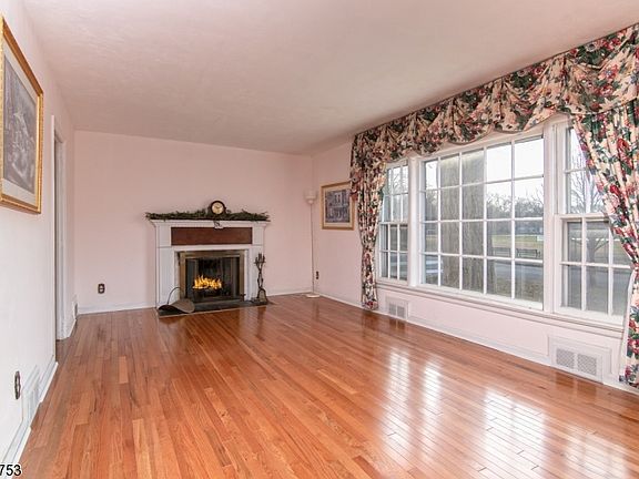 4th image of 71 Meadowbrook Pl