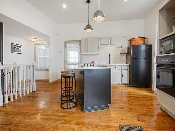 2nd image of 425 Park Ave