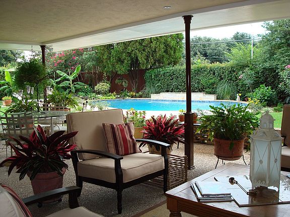 Lush garden w/ pool