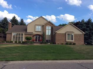 718 Augusta Dr, Rochester Hills, MI 48309