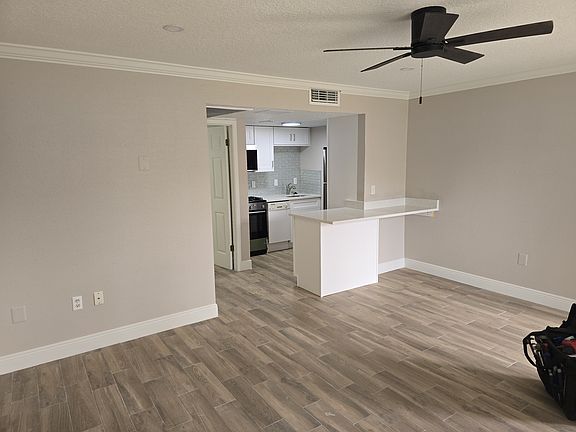 5th image of 121 Oyster Bay Cir APT 240