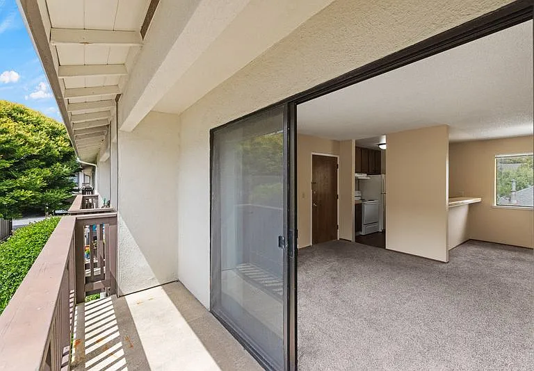 Park Plaza Apartments — Photo 14