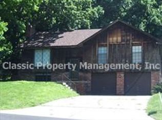 5903 NW Whispering Oaks Ln, Parkville, MO 64152
