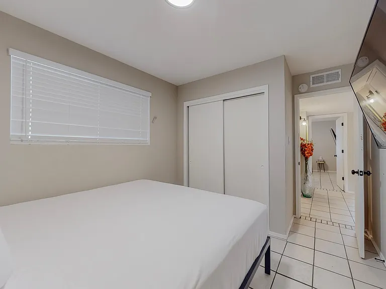 Alvarado Dr NE — Photo 10