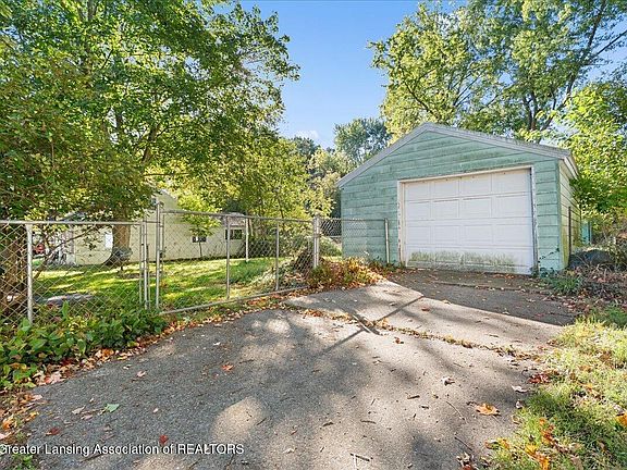 3rd image of 1617 Hillcrest St