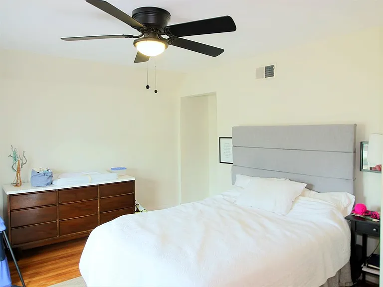 229 S Franklin Ave — Photo 11