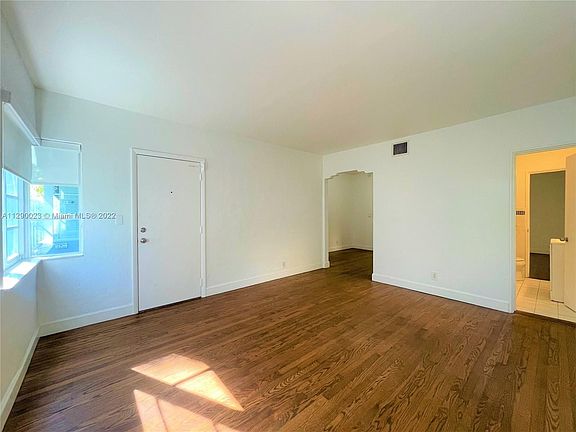 4th image of 969 Bay Dr #1