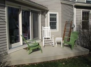 27 Oakwood Dr, Hallowell, ME 04347