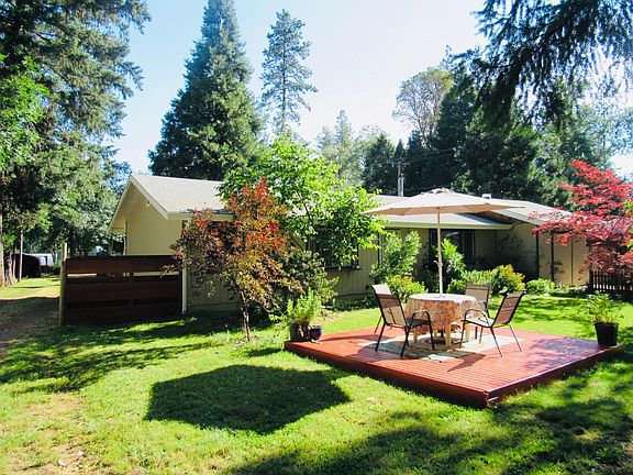 Front house...Apartment-Studio is located in the middle of property with plenty of private areas and space