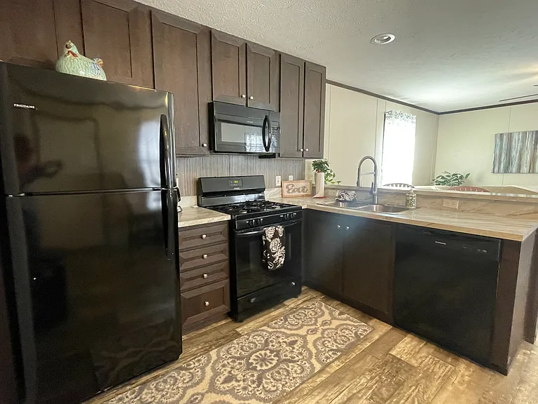 331 E Lakewood Blvd — Photo 1