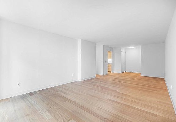 3rd image of 1 Columbus Pl APT N6f