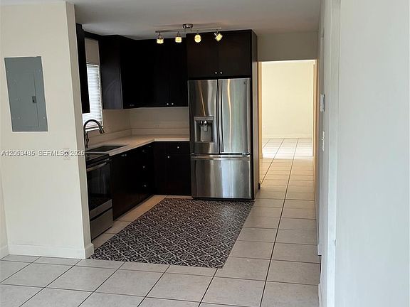5th image of 901 NW 22nd Ct
