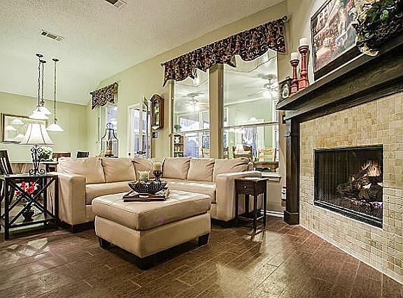 3rd image of 1905 Crawford Dr