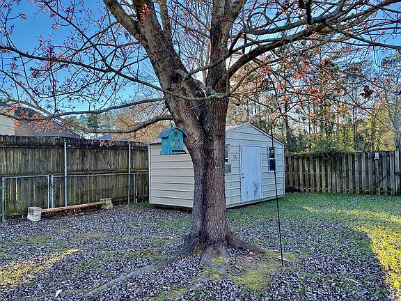 5th image of 502 Country Club Dr