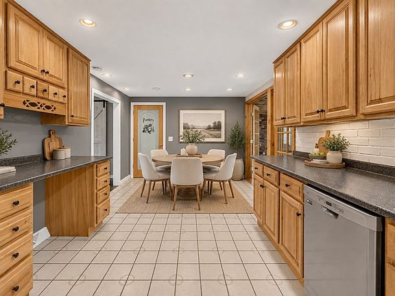 4th image of 12 Sunset Ave