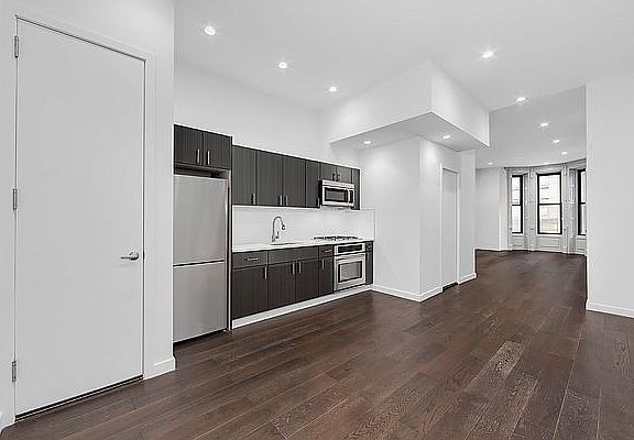 3rd image of 58 E 56th St #2