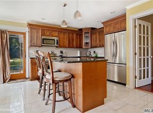 5 Gravin St, Coram, NY 11727