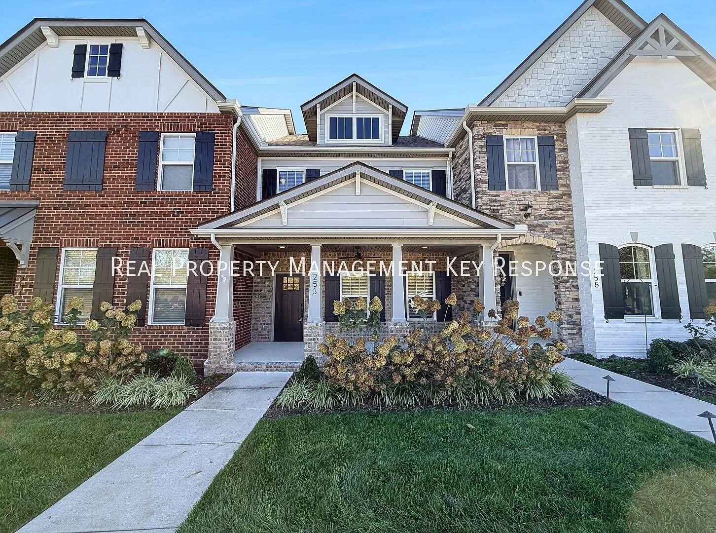Beautiful 3-Bedroom Townhome with Modern Kitchen, Garage, Community Pool & Walking Trails in Gall... — Photo 1