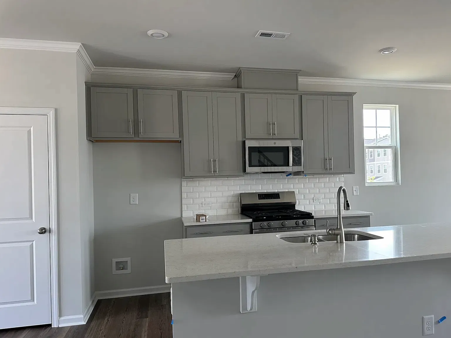 3 bed, 3.5 bath, 1800 sqft, $2,200 — Photo 3