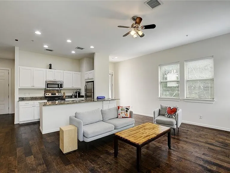 2708 San Pedro St #301 — Photo 2