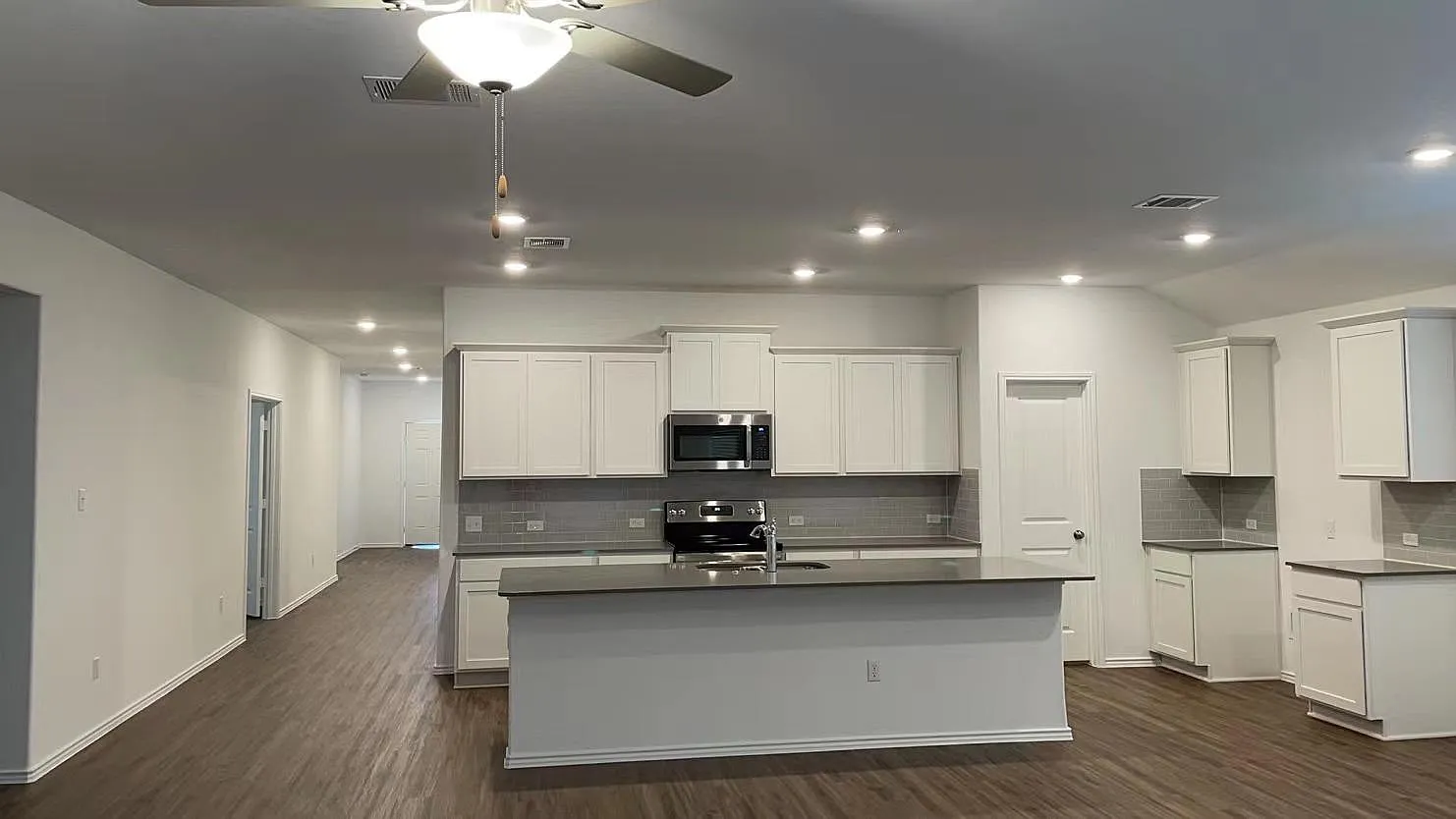 4 bed, 3.0 bath, 2400 sqft, $2,295 — Photo 3