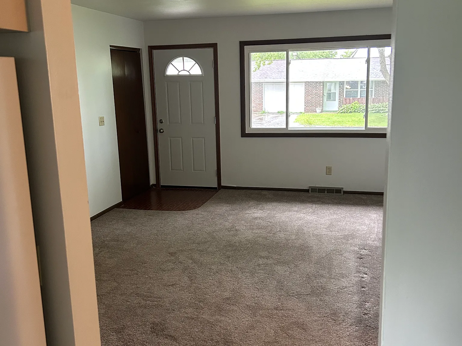 2 bed, 1100 sqft, $1,600 — Photo 2