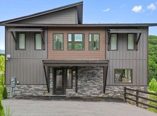 2955 Lightning Strike Dr, Sevierville, TN 37862