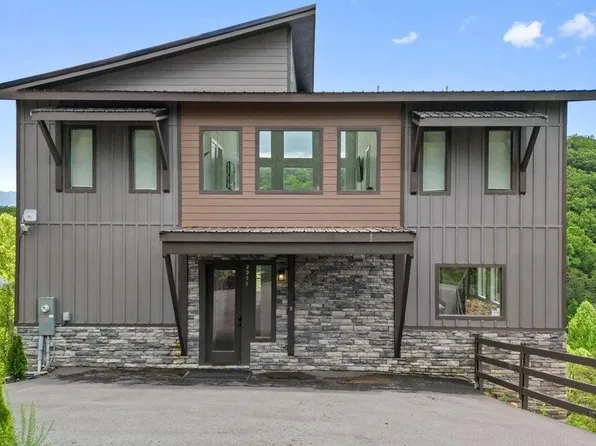 2955 Lightning Strike Dr, Sevierville, TN 37862