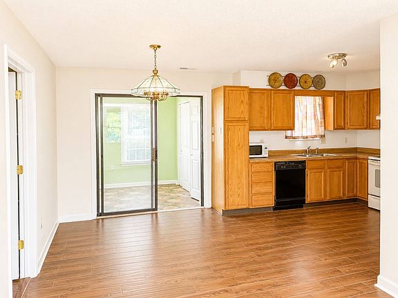 4th image of 349 Robin Hood Cir