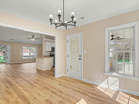 4th image of 1127 Lancelot Ln.