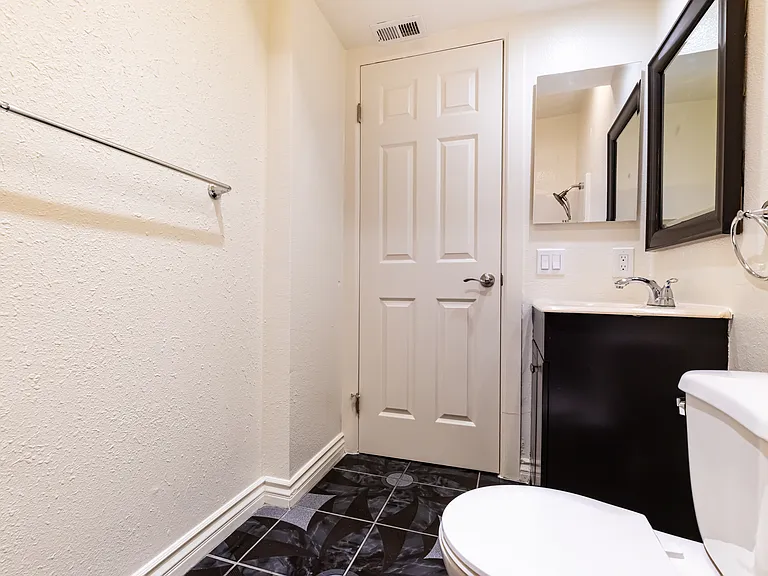 15516 Nordhoff St #204 — Photo 8