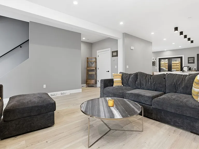 240 E Jefferson St — Photo 16