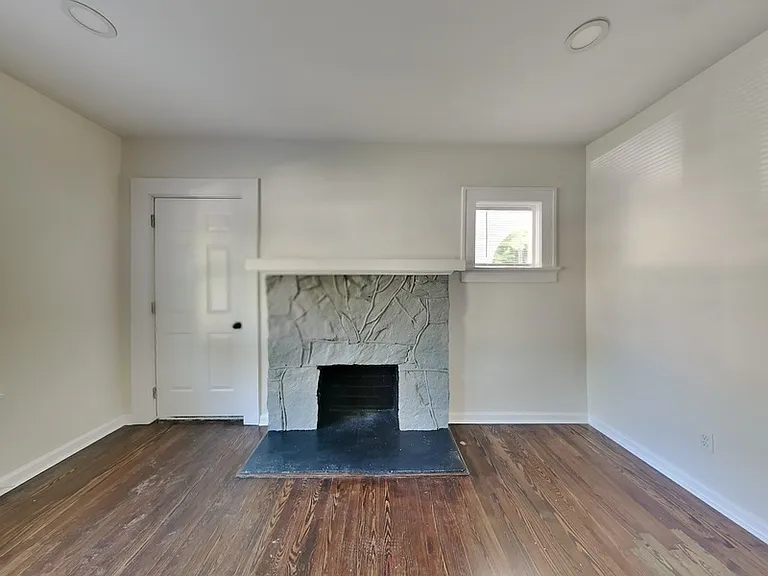 499 Woodlawn Ave NW — Photo 2