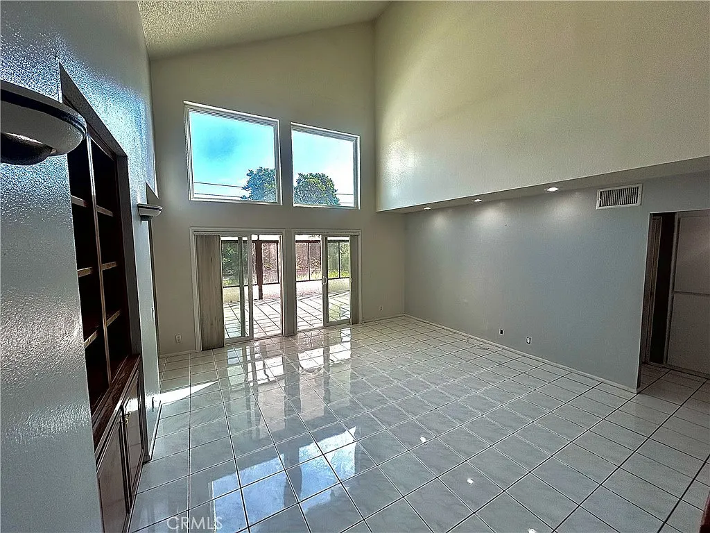 4 bed, 2060 sqft, $4,000 — Photo 4