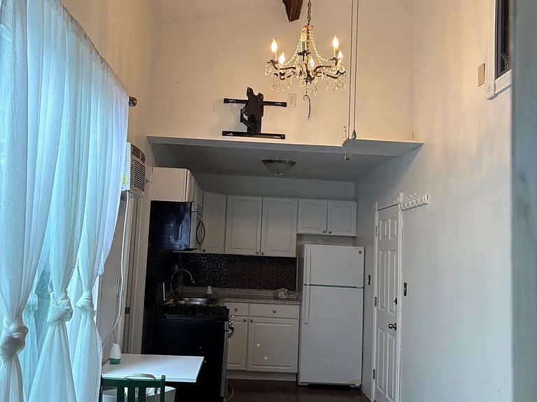 1122 N High St #8 — Photo 4