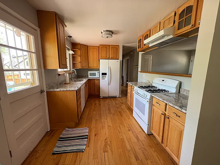 Kitchen: door to backyard