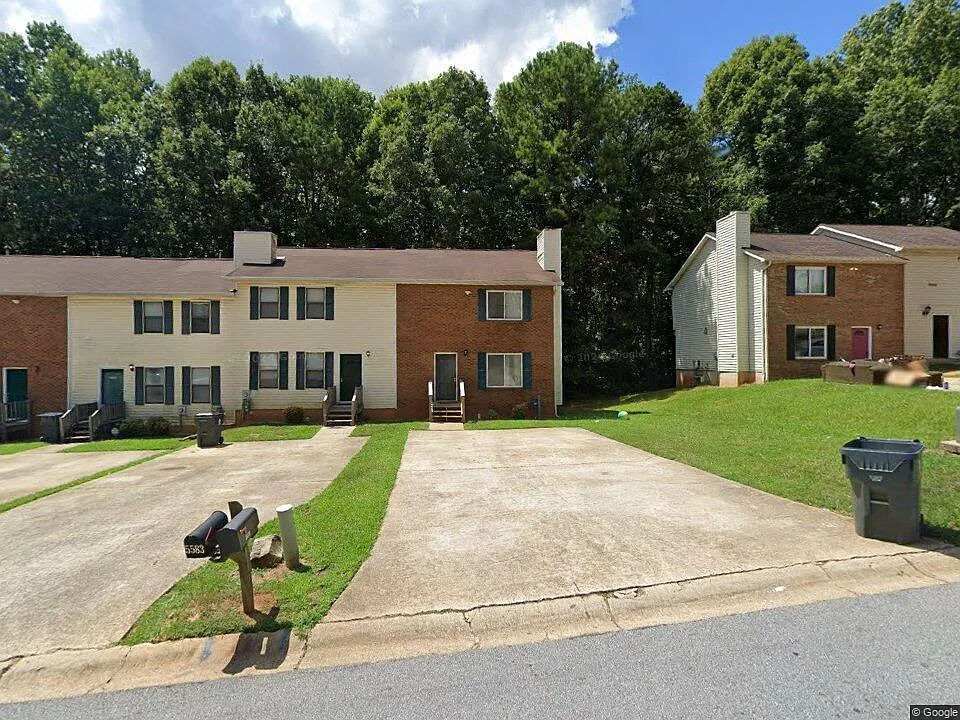3 bed, 2.5 bath, $1,400 — Photo 1