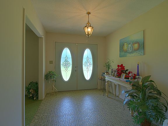 3rd image of 571 Parkdale Dr