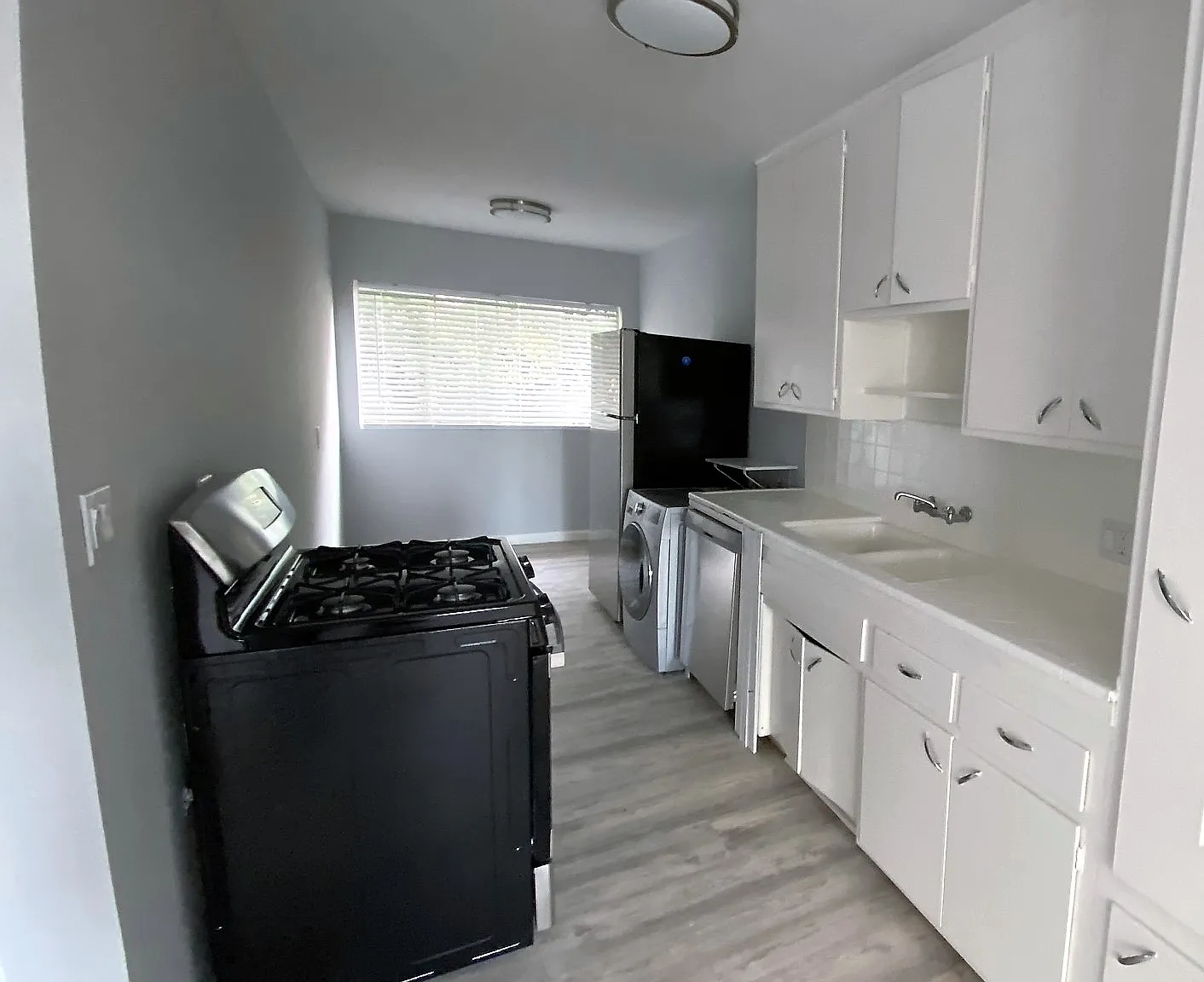 1448 Butler Ave — Photo 2
