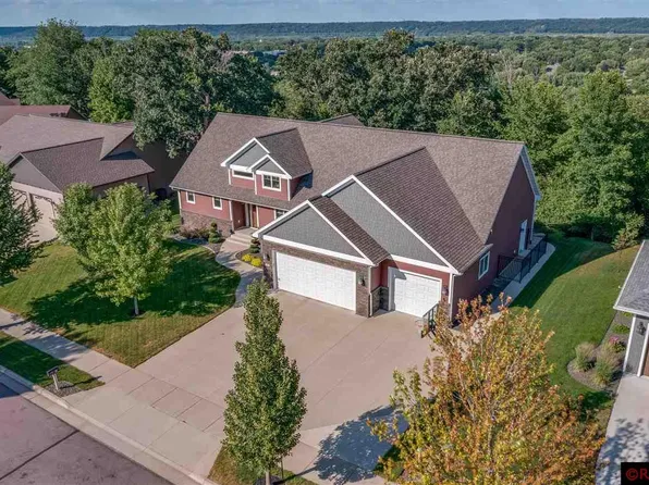 16 Bishop Lucker Ln, New Ulm, MN 56073