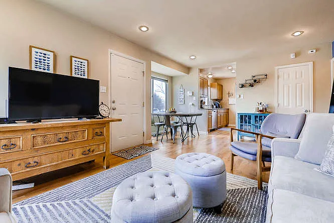 1370 Xanthia St — Photo 7