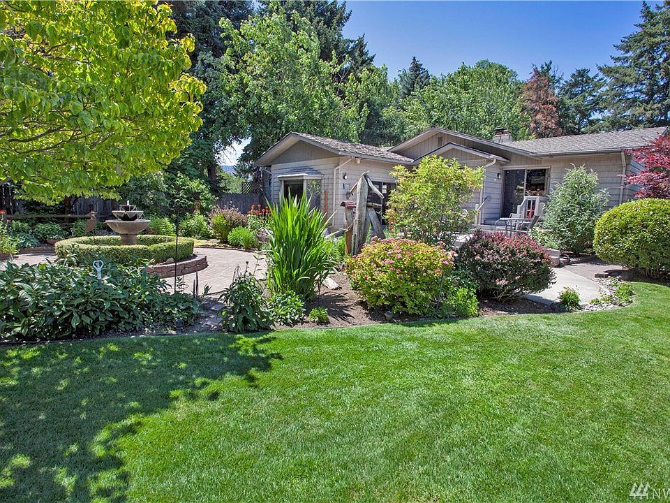 Back of house with a park like setting