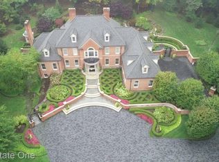 2025 Touraine Dr, Rochester, MI 48306