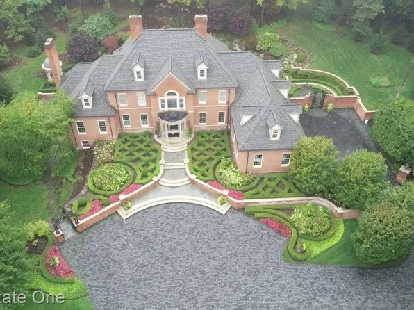 2025 Touraine Dr, Rochester, MI 48306