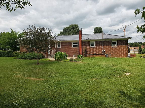 Back View - Lg Fenced Yard