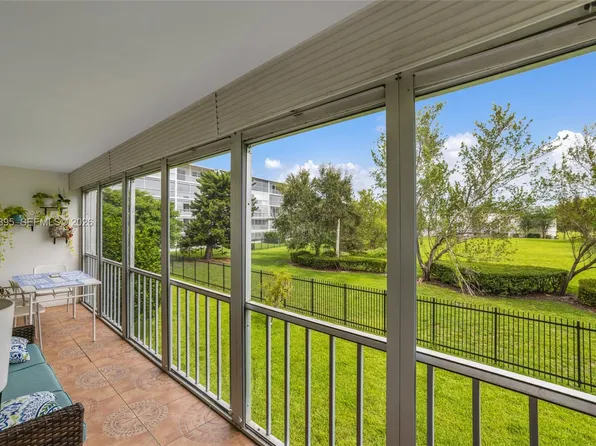 950 Hillcrest Dr, Hollywood, FL