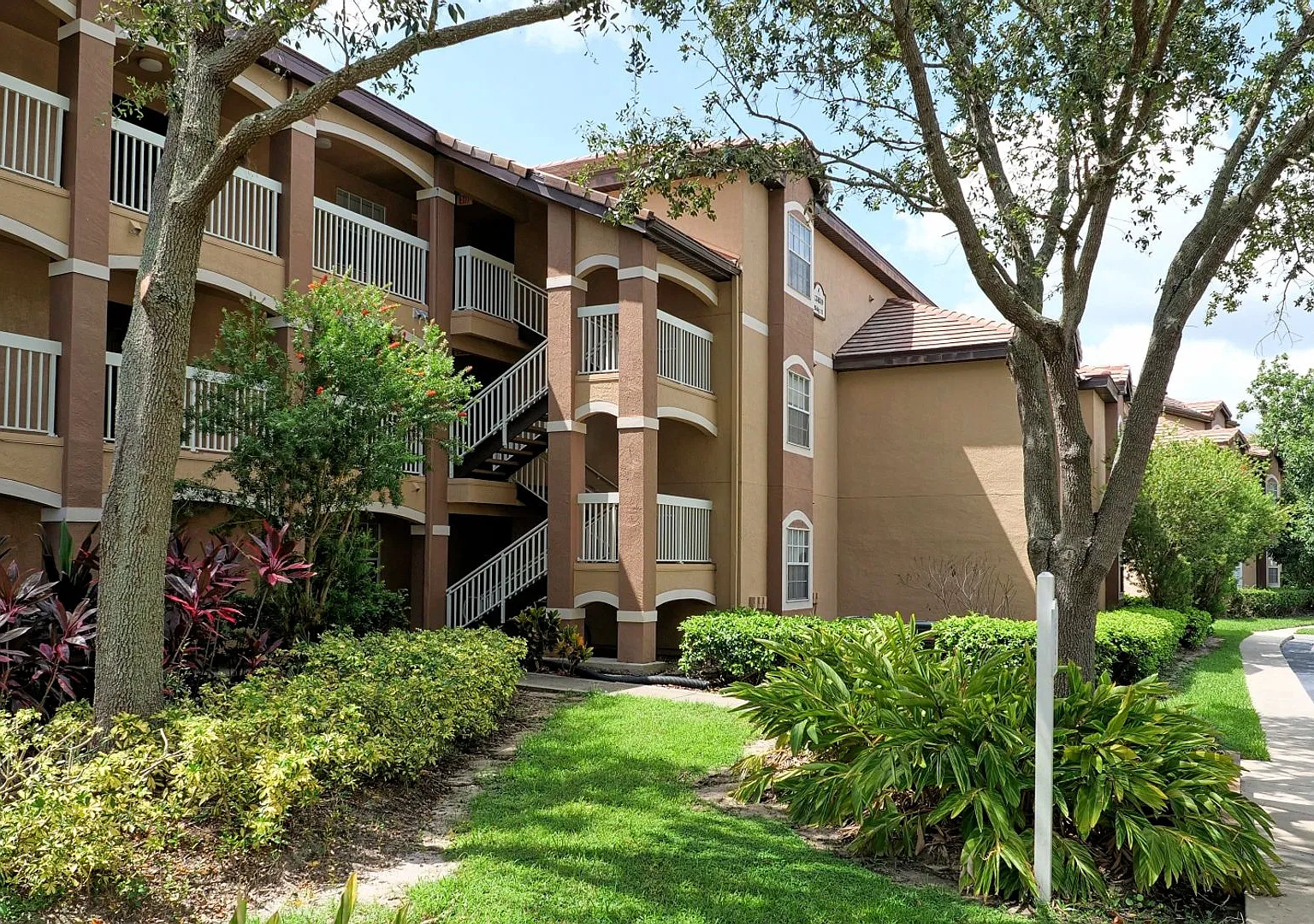 2 Bedroom 2 Bath 2nd floor condo in Hunters Creek — Photo 1