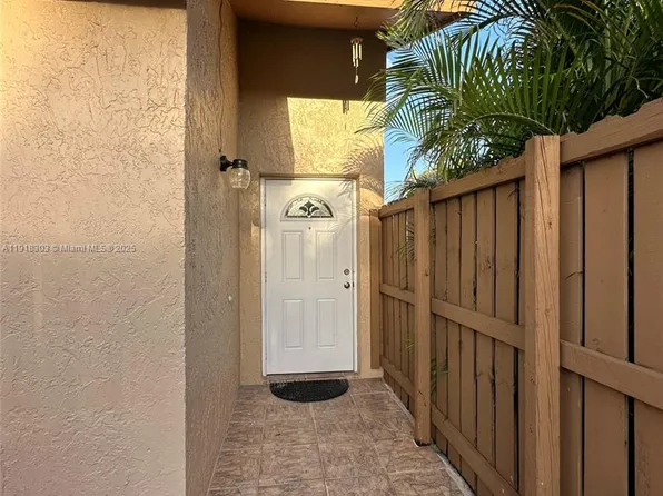 19155 NW 67th Pl, Hialeah, FL 33015