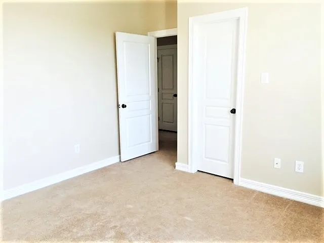 325 Lancaster Ln — Photo 12