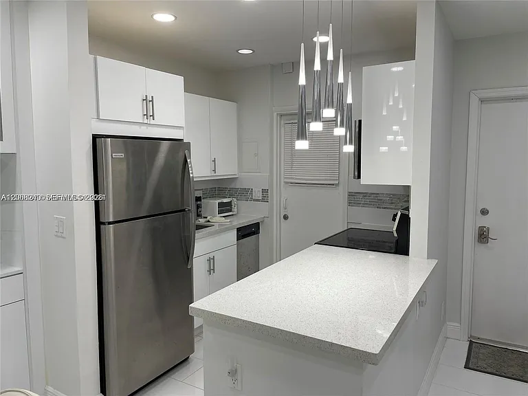 1407 NE 56th St #103 — Photo 4